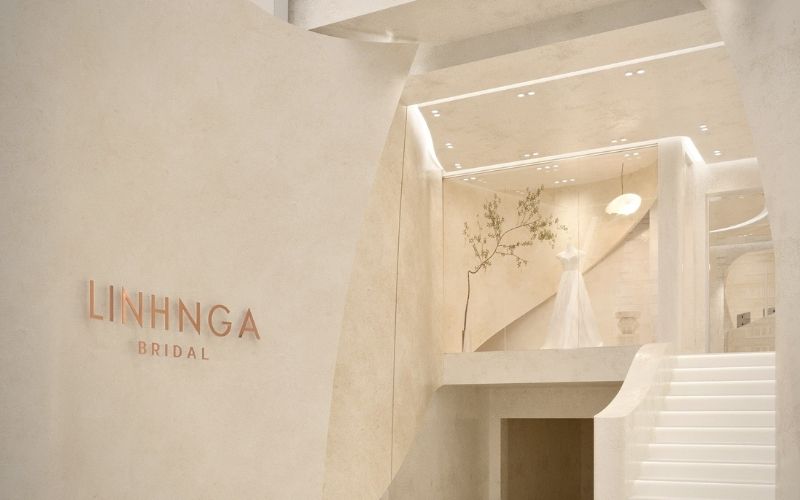 Mặt tiền showroom áo cưới với cách bày trí đơn giản, lối đi cầu thang