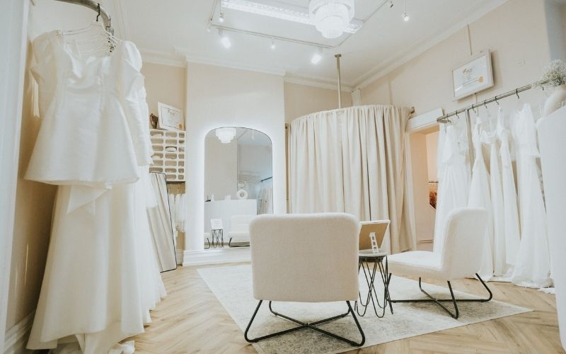Khu vực thử váy gam màu trắng sữa với thiết kế vòm che đơn giản