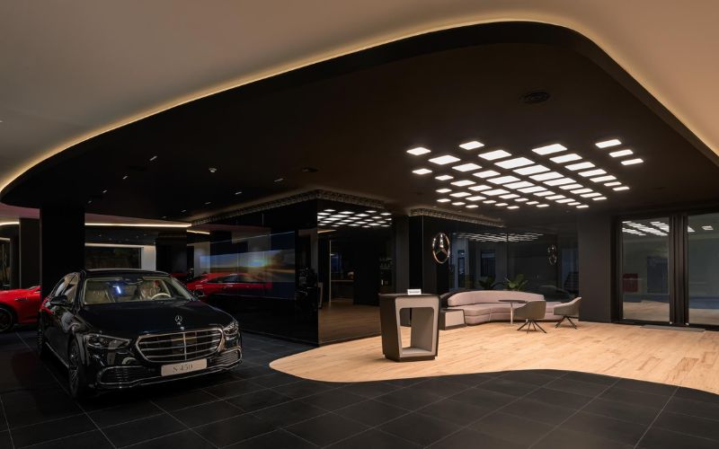 Showroom ô tô với vật liệu gỗ, kính mang đến vẻ đẹp sang trọng