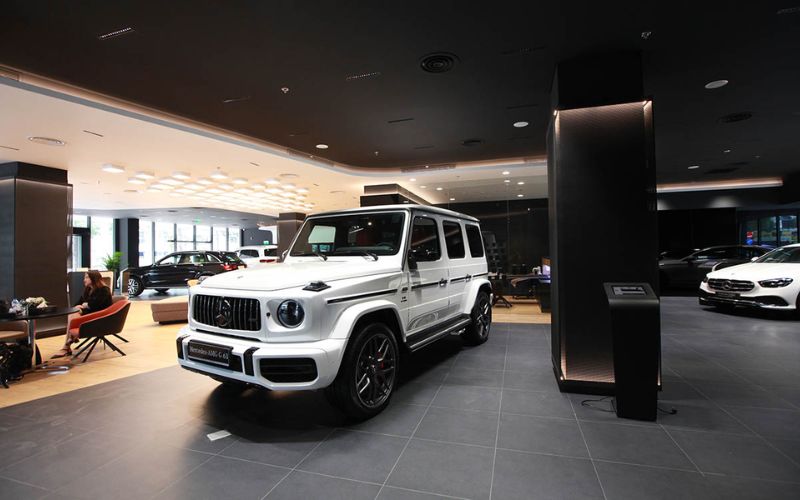 Showroom ô tô gam màu đen kết hợp hệ thống chiếu sáng đẳng cấp