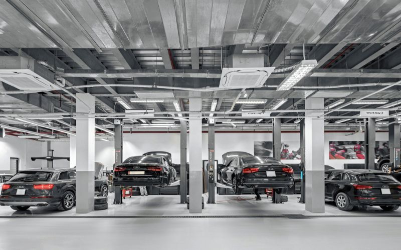Showroom ô tô phong cách công nghiệp với tone màu bạc chủ đạo