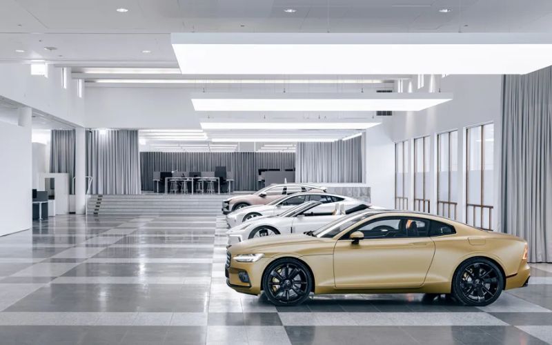Showroom ô tô được bố trí thông thoáng với hệ thống đèn trần cao cấp