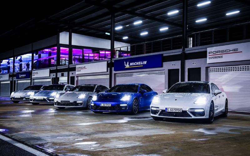 Hệ thống đèn trần hiện đại tăng vẻ đẹp showroom ô tô vào buổi tối