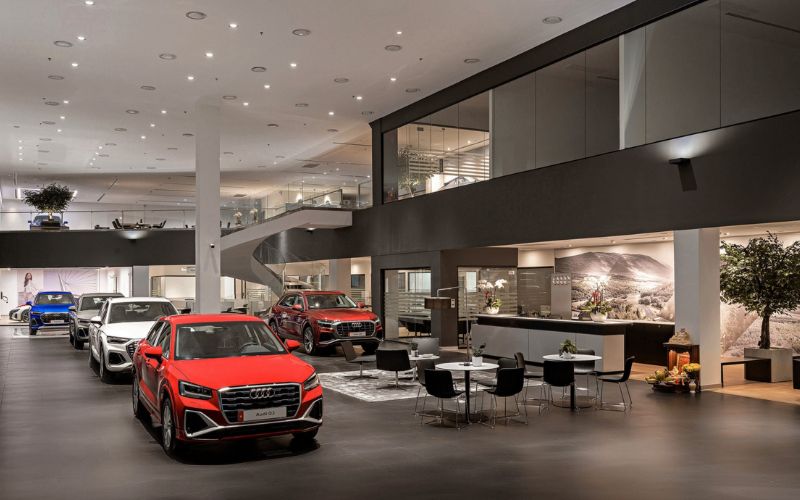 Showroom ô tô có khu vực tiếp khách sang trọng và tiện nghi