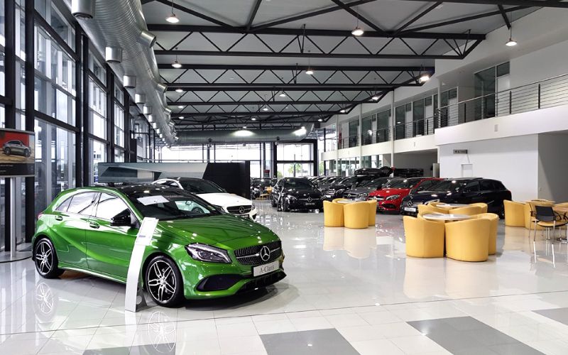 Showroom ô tô phong cách công nghiệp kết hợp quầy tư vấn chuyên nghiệp