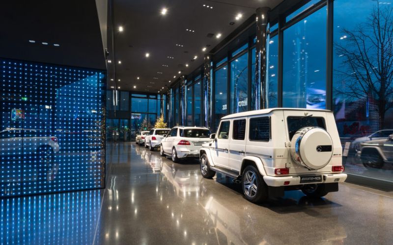 Showroom ô tô dùng cửa kính trong suốt tạo sự thông thoáng