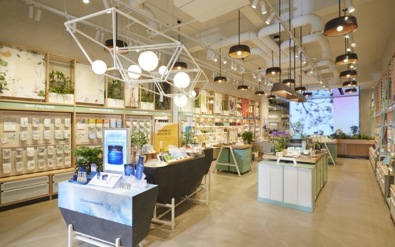 Phân bổ ánh sáng đều trong không gian shop mỹ phẩm