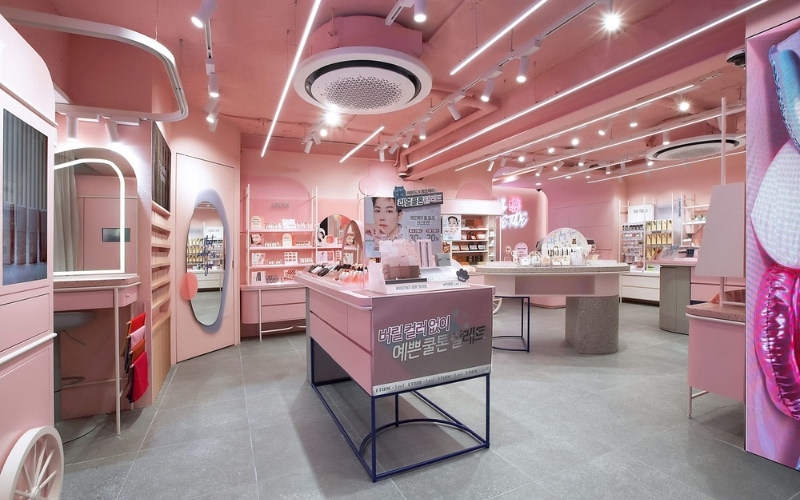 Màu hồng thời thượng tạo điểm nhấn mới lạ cho shop mỹ phẩm