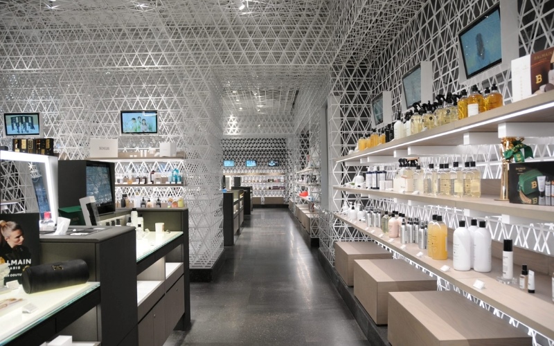 Kiến trúc nội thất độc đáo của shop mỹ phẩm