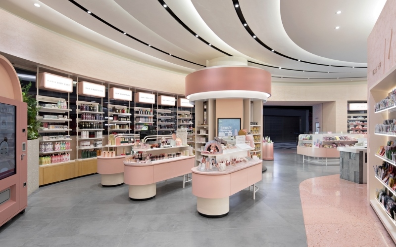 Nội thất shop mỹ phẩm được bố trí đẹp mắt