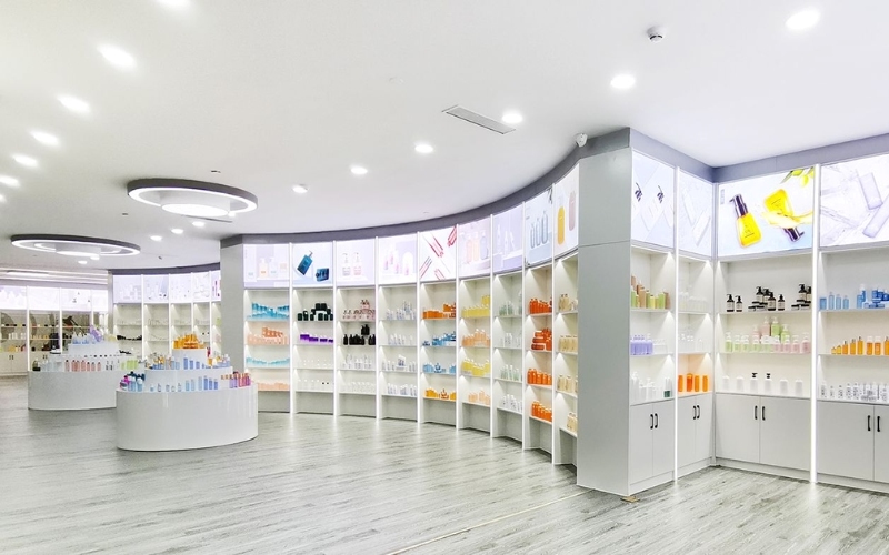 Sự đơn giản của kệ trưng bày làm tôn nên sản phẩm trưng bày