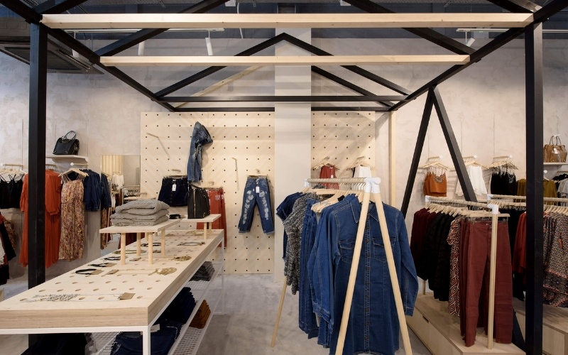 Thiết kế nội thất shop đơn giản giúp làm nổi bật các bộ sưu tập thời trang
