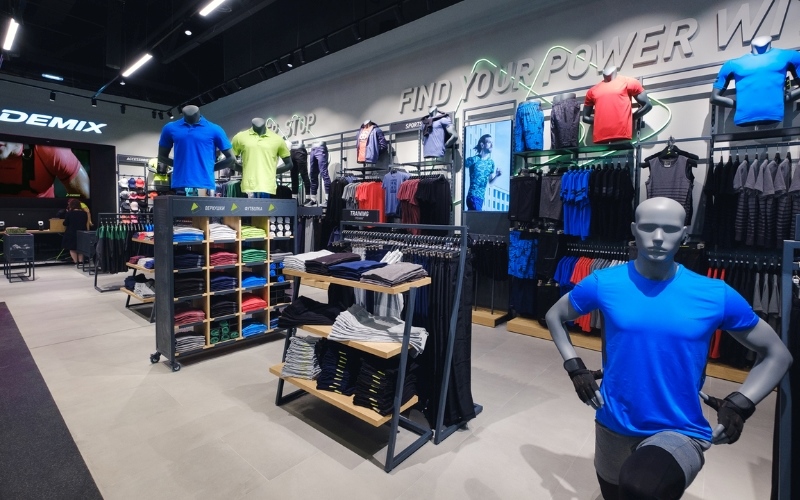 Thiết kế gọn gàng và hiện đại của shop quần áo thể thao
