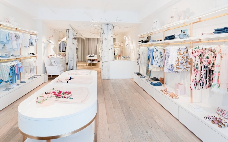 Không gian sang trọng của shop quần áo trẻ em