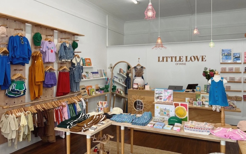 Mẫu thiết kế shop thời trang trẻ em đơn giản