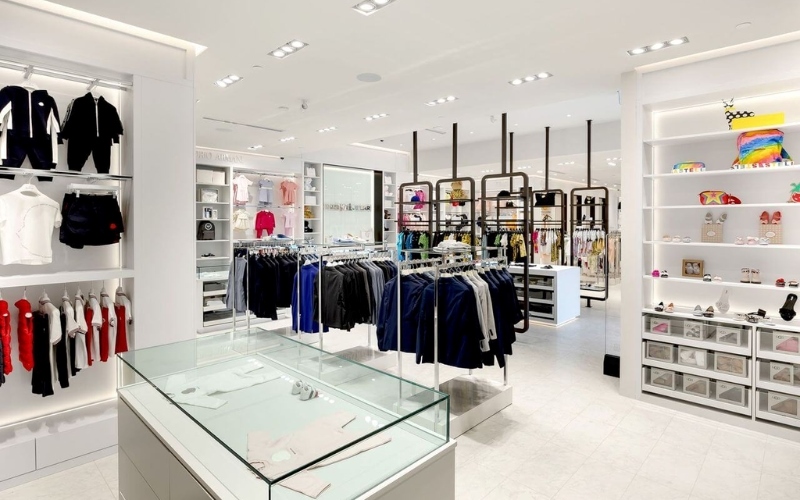 Chất liệu kính tạo hiệu ứng mở rộng cho không gian shop