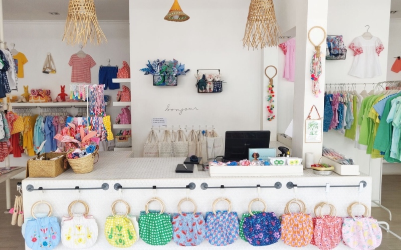 Chi phí thiết kế shop quần áo trẻ em phụ thuộc vào nhiều yếu tố