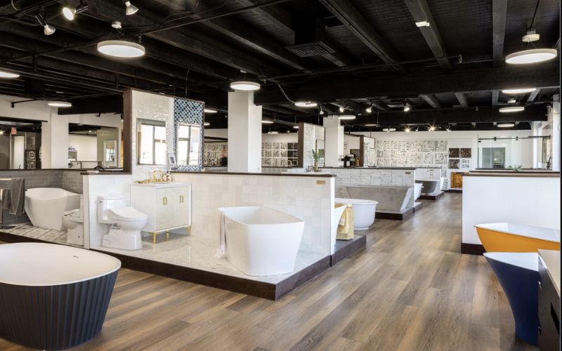 Showroom thiết bị vệ sinh Tân cổ điển với gam màu tối tinh tế