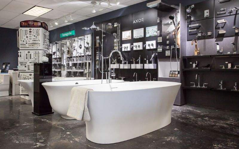 Showroom thiết bị vệ sinh hiện đại với kệ trưng bày đính tường