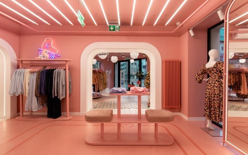 Showroom thời trang với màu hồng cuốn hút, nhấn điểm gương lớn nổi bật