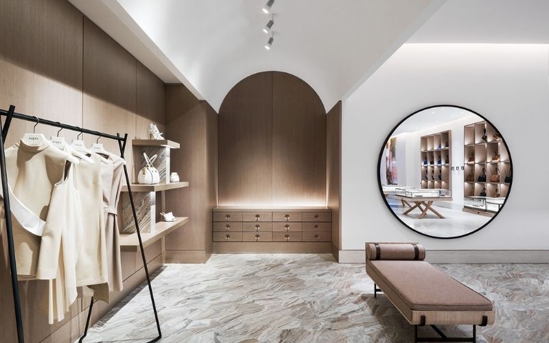 Thiết kế showroom thời trang tối giản với gam màu trắng - nâu nổi bật