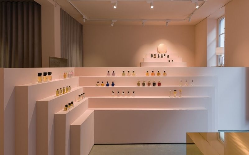 Showroom nước hoa có quầy trưng bày xếp tầng phá cách