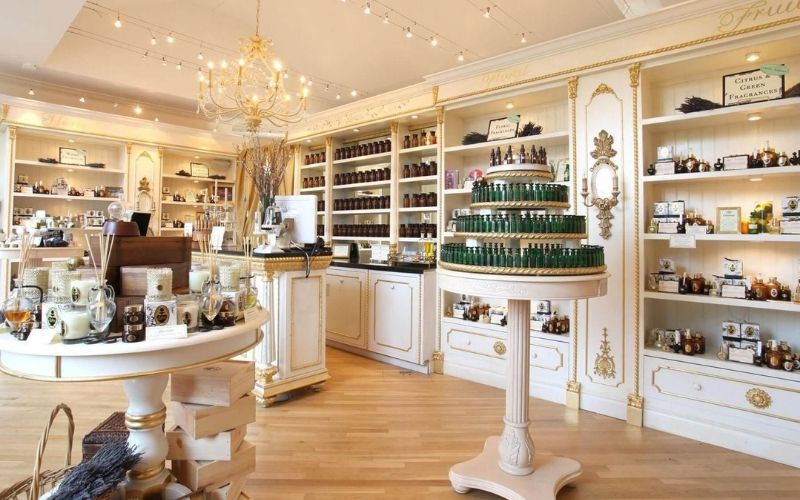 Showroom nước hoa cổ điển với gam màu be, nội thất mạ vàng sang trọng