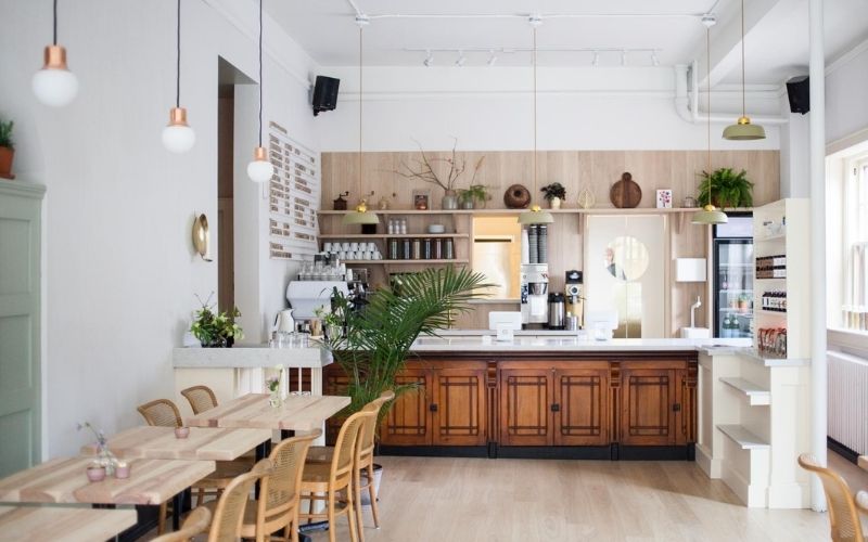 Quán trà sữa Scandinavian được bố trí nội thất gỗ sang trọng