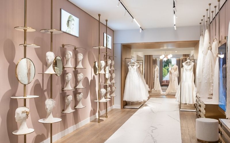 Showroom áo cưới sử dụng gương và giá treo đồ kiểu trục xoay sáng tạo