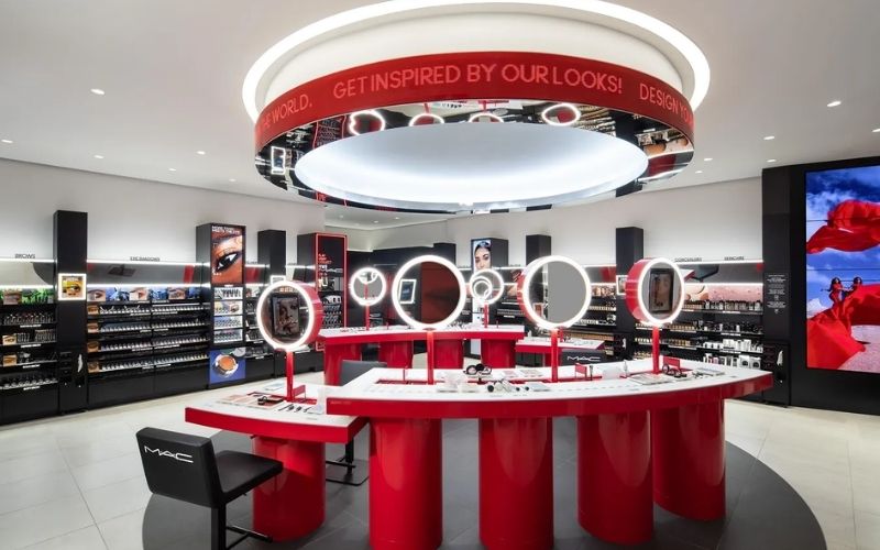 Showroom mỹ phẩm màu đỏ nổi bật, quầy makeup xoay độc đáo