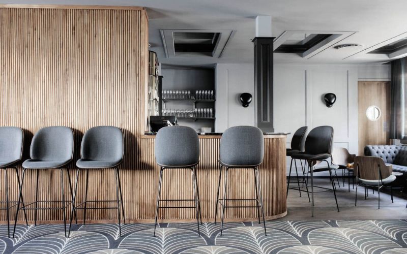 Quán trà sữa Bắc Âu màu xám nổi bật, thiết kế quầy bar bằng gỗ