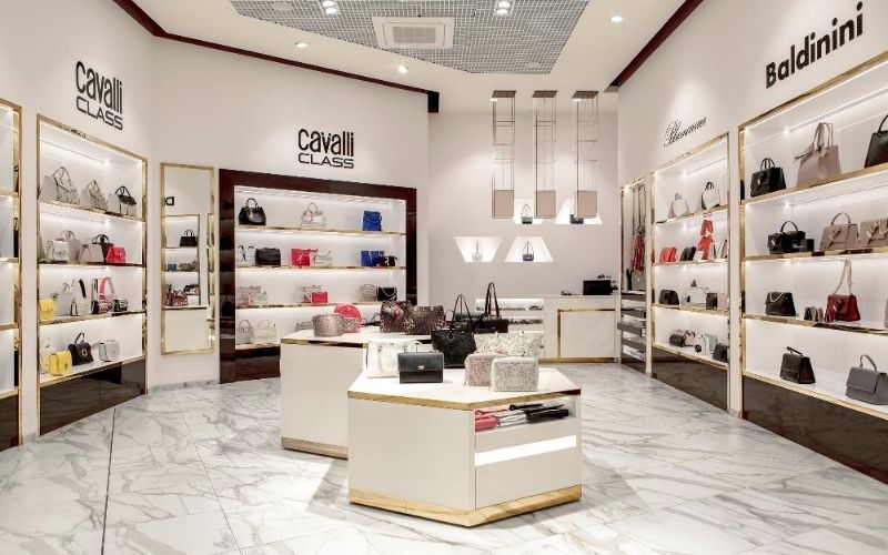 Showroom kẻ ô màu trắng với thiết kế tối giản thanh lịch