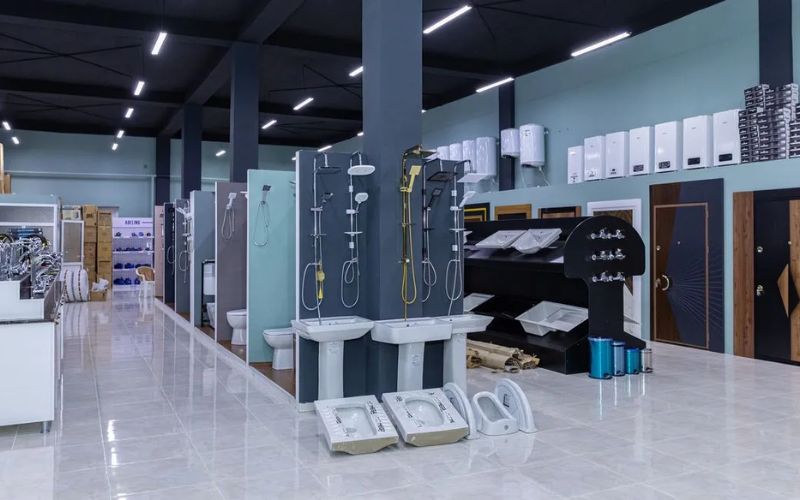 Showroom thiết bị vệ sinh phong cách công nghiệp, bố trí quầy kệ hiện đại