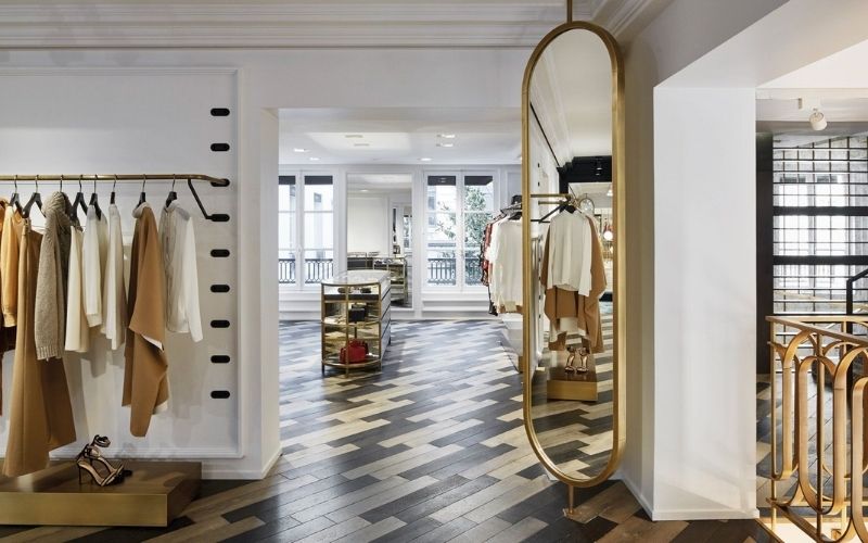 Showroom thời trang hiện đại, kết hợp gương xoay tinh tế
