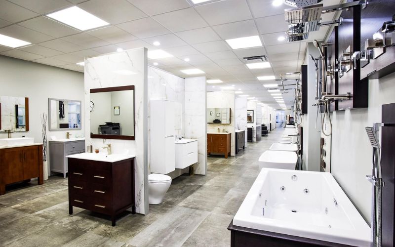 Showroom thiết bị vệ sinh gam màu sáng, bố trí nội thất đơn giản