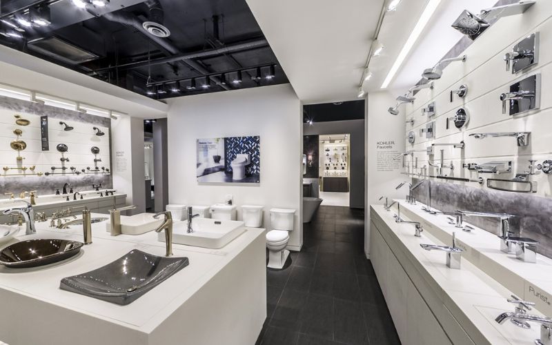 Showroom thiết bị vệ sinh với kệ tủ bằng gỗ sang trọng