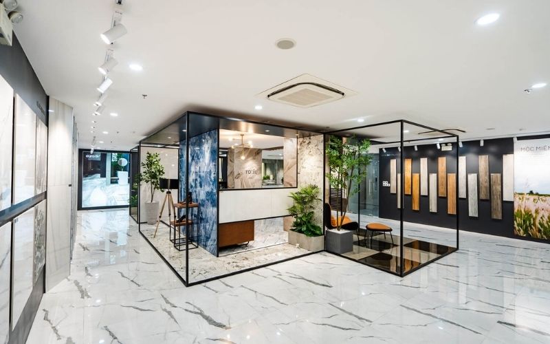 Showroom gạch ốp lát có quầy tư vấn hình hộp ấn tượng
