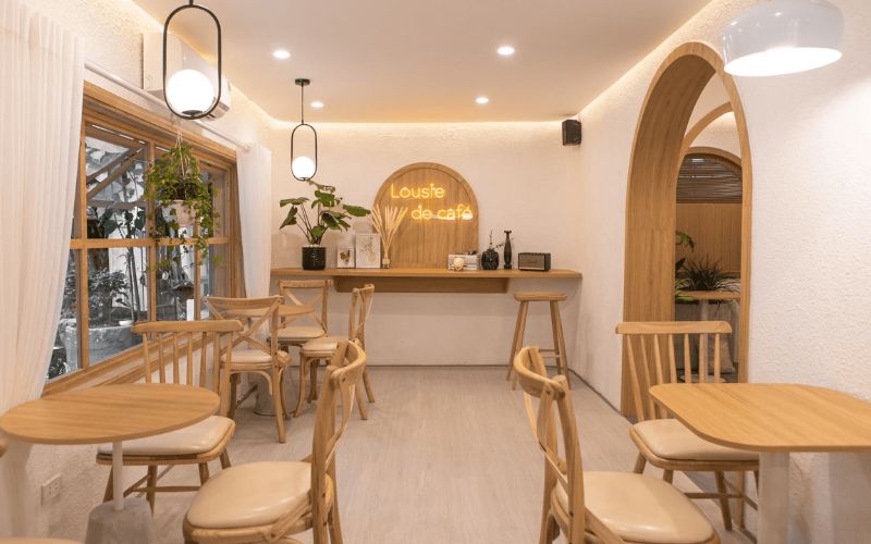 Quán trà sữa gam màu be được thiết kế mở, nội thất gỗ tinh tế