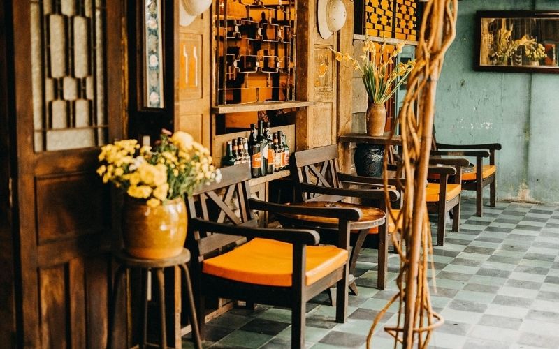 Quán trà sữa cổ xưa với gam màu trầm ấm
