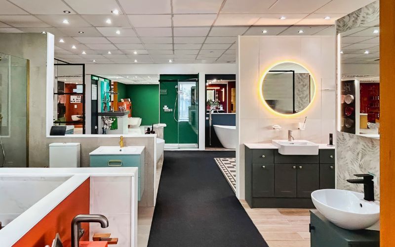 Showroom thiết bị vệ sinh phong cách hiện đại với gam màu nổi bật
