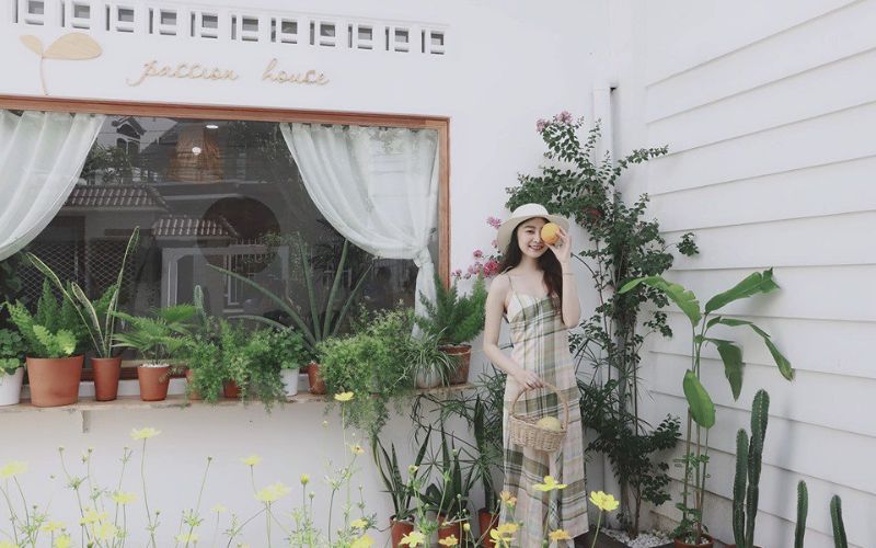 Quán trà sữa ngoài trời đơn giản gam màu trắng, bố trí hoa tươi tắn