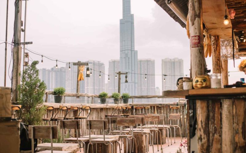 Quán trà sữa ngoài trời nội thất gỗ, view bầu trời thoáng đãng