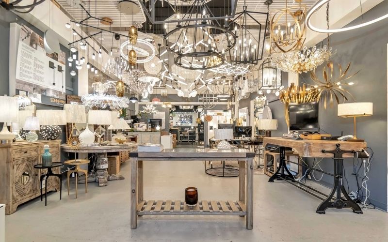 Showroom đèn trang trí mang hơi hướng cổ điển
