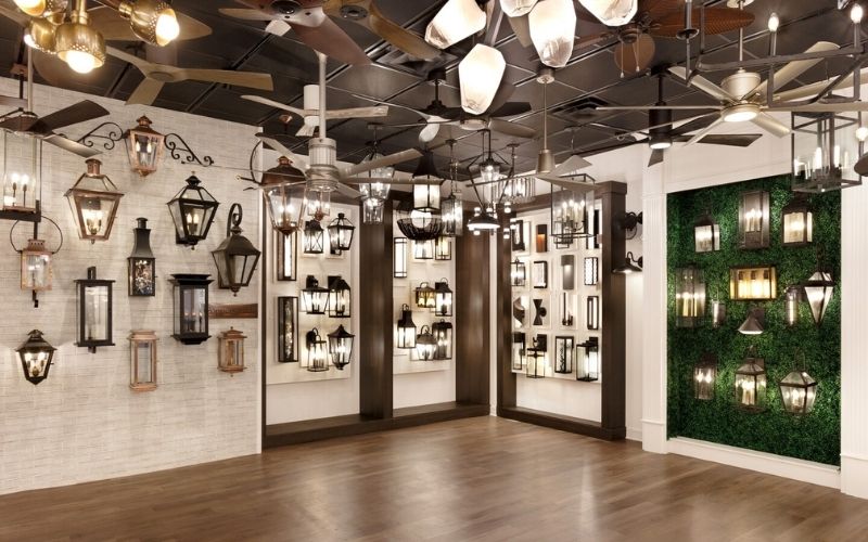 Tone nâu được sử dụng làm chủ đạo trong showroom đèn trang trí