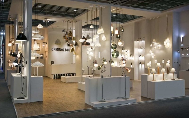 Showroom đèn trang trí phong cách tối giản