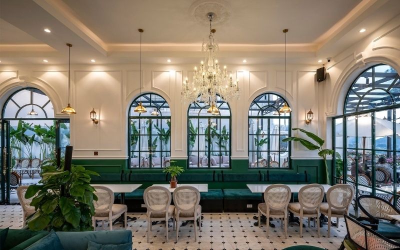 Quán trà sữa kiểu châu Âu màu trắng chủ đạo, bố trí đèn lung linh