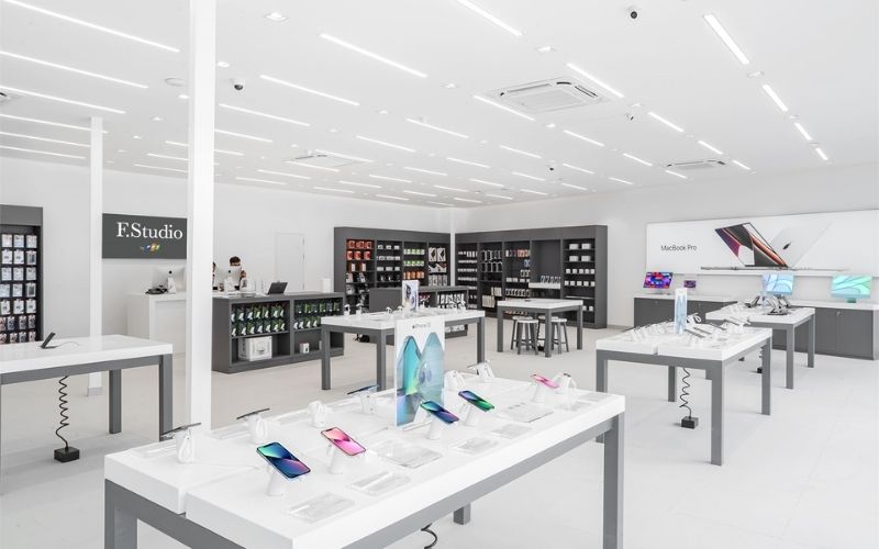 Showroom điện thoại với quầy kệ trưng bày tối giản, kết hợp đèn led