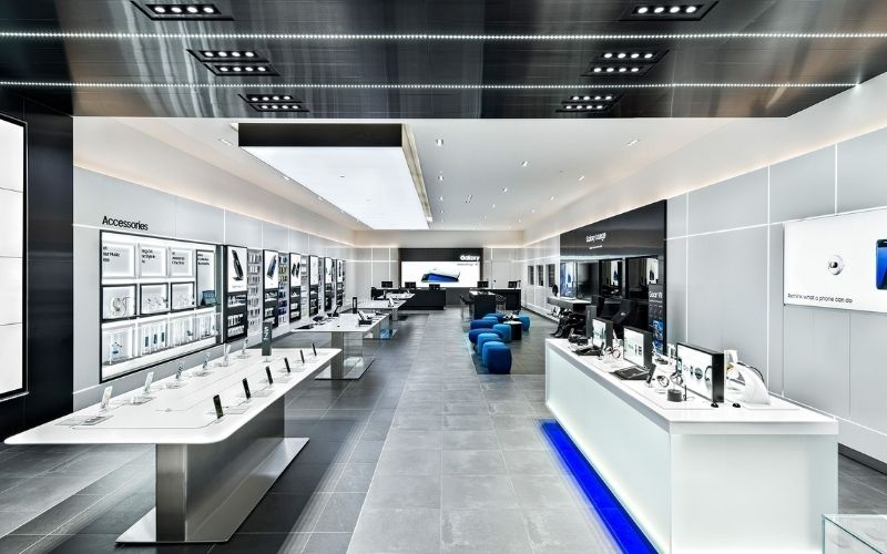 Showroom điện thoại với tone màu đen - trắng chủ đạo