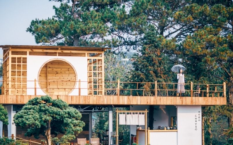 Quán trà sữa phong cách Nhật với cây xanh bao phủ thơ mộng