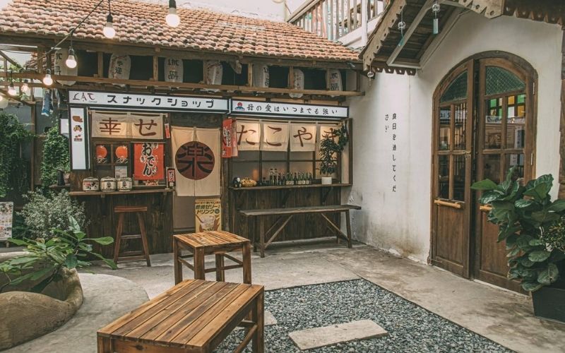 Quán trà sữa phong cách Nhật với nội thất gỗ đơn giản